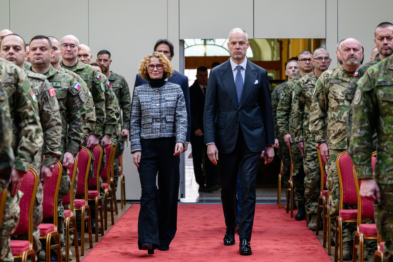 Székesfehérvár, 2025. február 10.
Radmila Shekerinska, a NATO főtitkár-helyettese (b) és Szalay-Bobrovniczky Kristóf honvédelmi miniszter (j) a Közép-európai Többnemzeti Hadosztály-parancsnokság teljes műveleti képessége elérésének alkalmából tartott ünnepségen Székesfehérváron 2025. február 10-én.
MTI/Vasvári Tamás