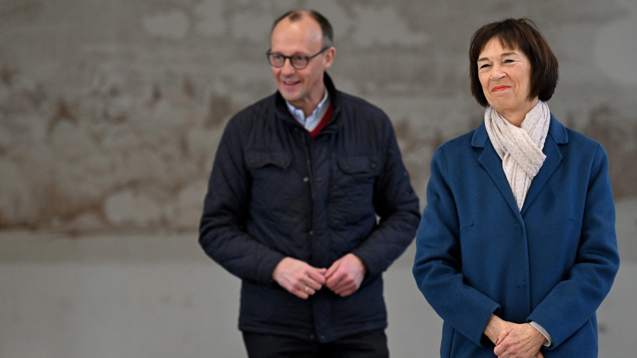 Arnsberg, 2025. február 23.
Friedrich Merz, a Kereszténydemokrata Unió (CDU) elnöke, a CDU és bajor testvérpártja, a Keresztényszociális Unió (CSU) közös jelöltje (b) és felesége, Charlotte, miután leadták szavazatukat a németországi előrehozott szövetségi parlamenti választáson az Észak-Rajna-Vesztfália tartományban lévő Arnsbergben 2025. február 23-án.
MTI/EPA/Fabian Strauch