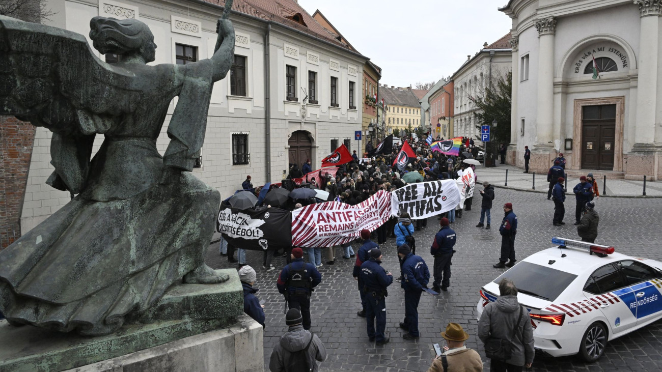 Budapest, 2025. február 8. Résztvevők vonulnak az antifasiszta szervezetek tüntetésén Budapesten, a budavári evangélikus templomnál 2025. február 8-án. MTI/Lakatos Péter