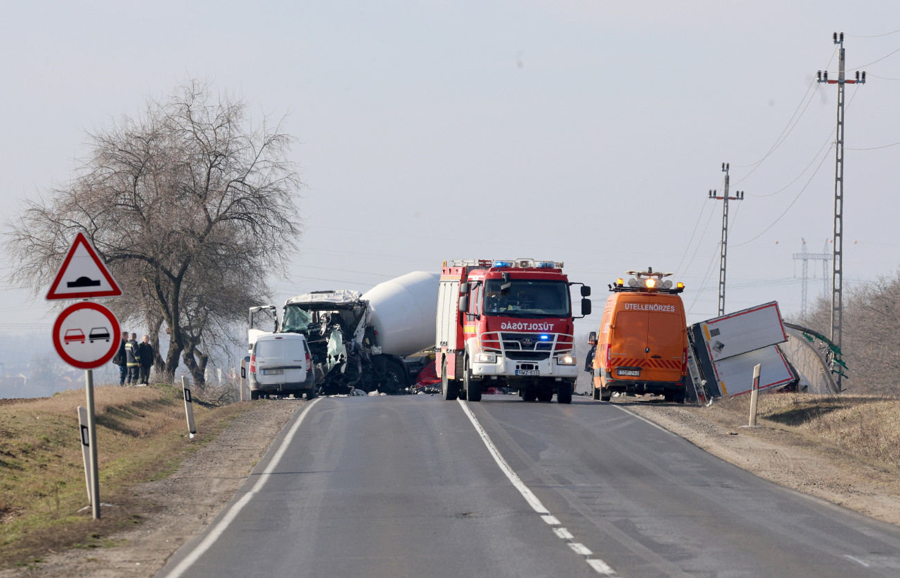 Felsőzsolca, 2025. március 7.
Ütközésben összeroncsolódott betonmixer-teherautó és kamion a 3-as számú főúton, Felsőzsolca és Szikszó között 2025. március 7-én. A balesetben a betonmixer frontálisan ütközött egy kamionnal. A betonmixert vezető 63 éves férfi a helyszínen életét vesztette, a kamion 50 év körüli férfi sofőrjét súlyos sérülésekkel vitték kórházba.
MTI/Vajda János