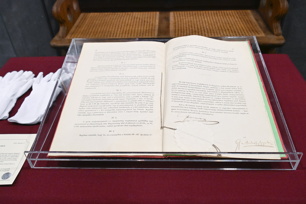 Budapest, 2025. március 18.
A Kiegyezés hiteles dokumentuma az ajándékozás napján az Országgyűlési Múzeumban 2025. március 18-án. A relikviára - a hitelesítési dokumentummal együtt, amelyeket a Fidesz-KDNP-frakció ajándékozott a múzeumnak - Kósa Lajos bukkant egy antikvárium árverésén.
MTI/Koszticsák Szilárd