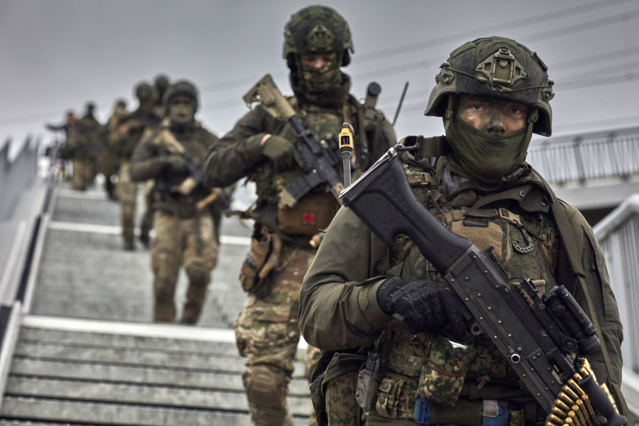 A Királyi Holland Hadsereg 11. Légiroham Dandárjának katonái egy NATO hadgyakorlaton. A hágai kormány haderő létszámát a jelenlegi 74 ezerről legalább 200 ezerre akarja növelni. Ennek a harmadát tartalékosok adnák.