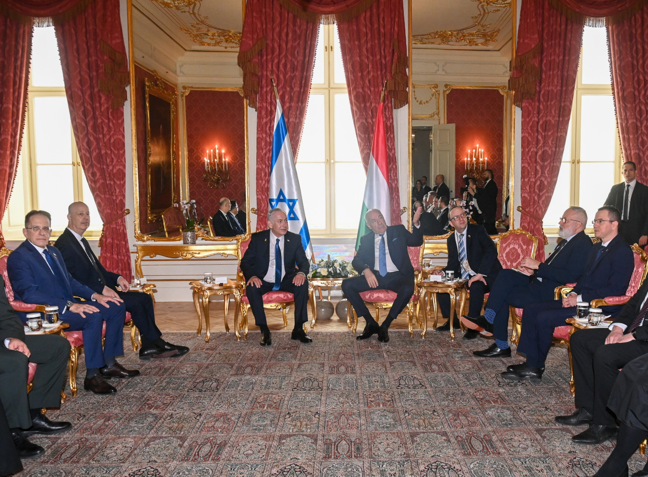 Budapest, 2025. április 3.
Sulyok Tamás köztársasági elnök fogadja Benjámin Netanjahu izraeli kormányfőt (középen, j-b) a Sándor-palotában 2025. április 3-án.
MTI/Bruzák Noémi