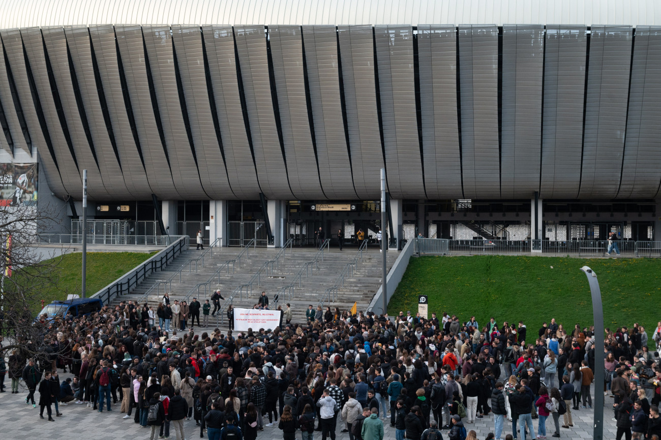 Kolozsvár, 2025. április 3.
Magyar fiatalok március 31-én este elkövetett bántalmazása ellen tiltakozó békés felvonulás résztvevői Kolozsváron 2025. április 3-án. A két kolozsvári futballcsapat, az Universitatea (U) Cluj és a CFR Cluj mérkőzése után az U ultrái magyar fiatalokra támadtak azért, mert magyarul beszéltek, és többet bántalmaztak közülük, súlyos sérüléseket okozva nekik. A megmozdulást a helyi magyar ifjúsági szervezetek szervezték.
MTI/Kiss Gábor