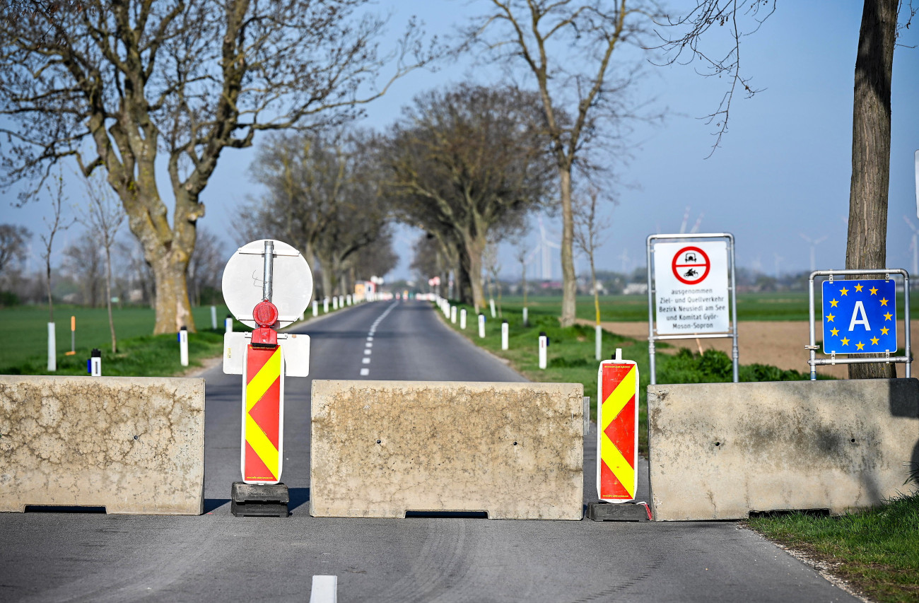 Rajka, 2025. április 5.
Az osztrák hatóság által ideglenesen lezárt határátkelő Rajkánál 2025. április 5-én. Az osztrák hatóság több határátkelőhelyet ideiglenesen lezárt a ragadós száj- és körömfájás megbetegedés megjelenésének és elterjedésének megakadályozása érdekében.
MTI/Krizsán Csaba