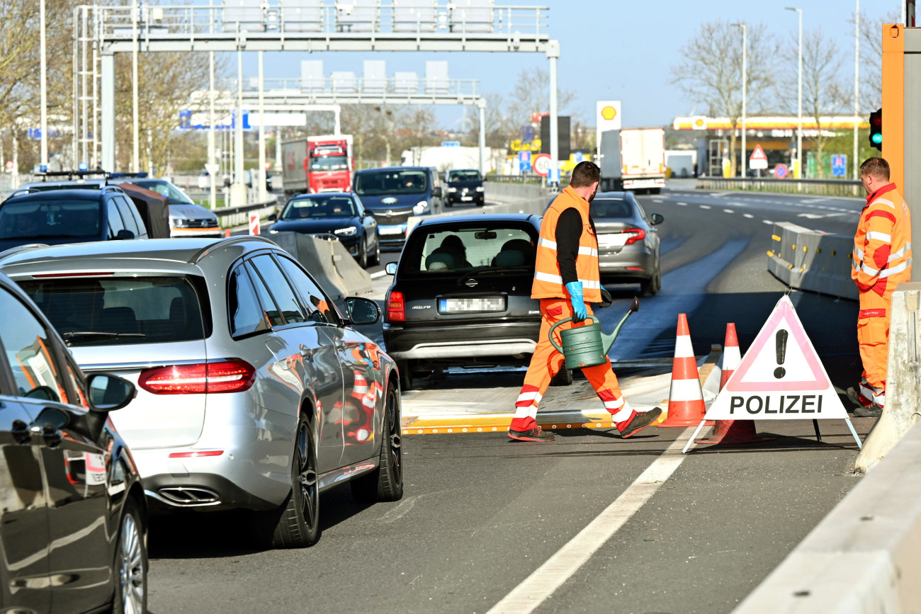 Hegyeshalom, 2025. április 5.
Fertőtlenítik az országból kilépő járműveket a ragadós száj- és körömfájás megbetegedés megjelenésének és elterjedésének megakadályozása érdekében a hegyeshalmi határátkelőhelyen 2025. április 5-én.
MTI/Krizsán Csaba