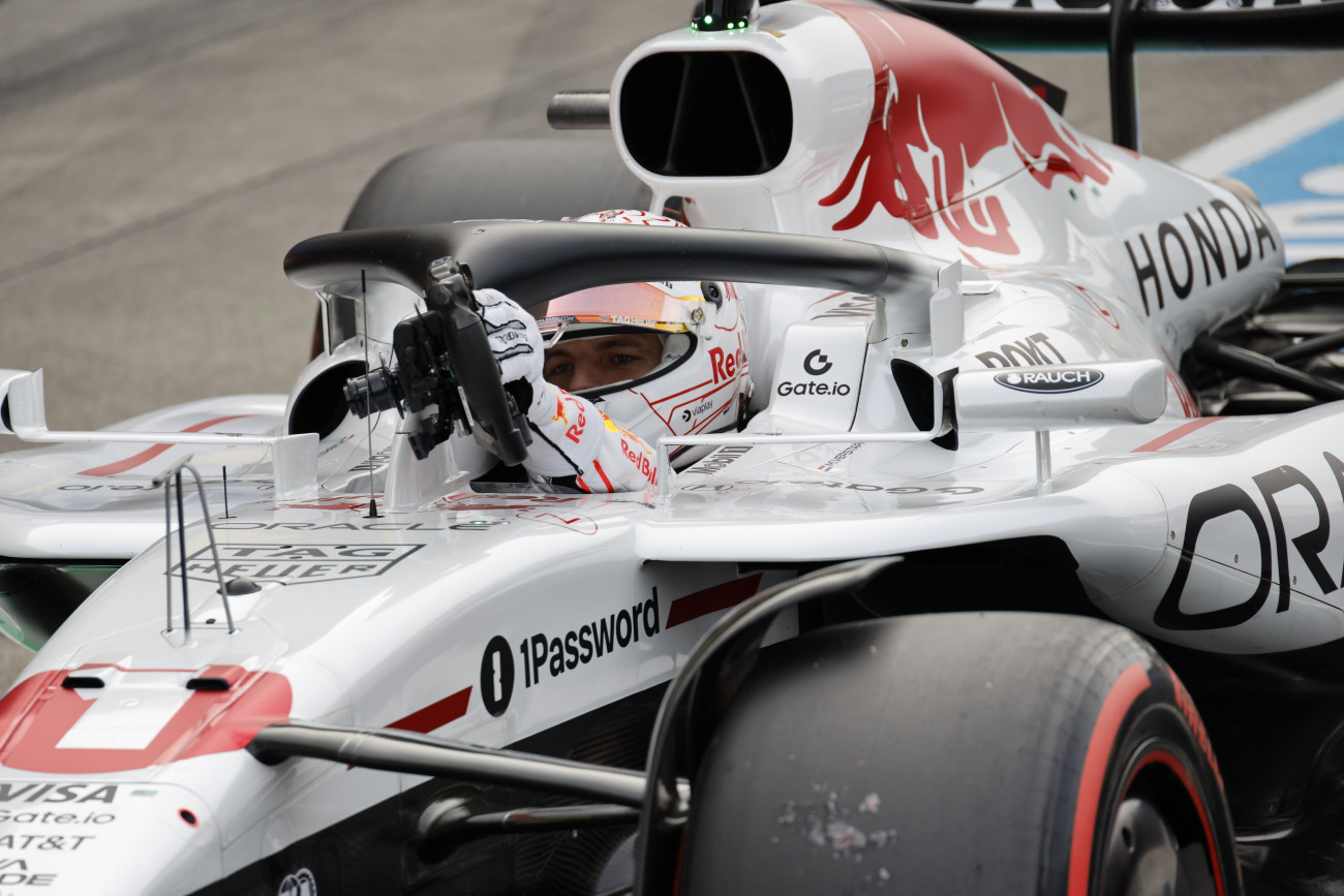 Szuzuka, 2025. április 5. 
Max Verstappen, a Red Bull holland címvédője ünnepel, miután megnyerte a Forma-1-es autós gyorsasági világbajnokság Japán Nagydíjának időmérő edzését a szuzukai pályán 2025. április 5-én. A futamot április 6-án rendezik. MTI/EPA/Franck Robichon