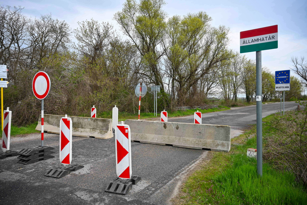 Rajka, 2025. április 8.
A lezárt Rajka-Dunacsúny határátkelő 2025. április 8-án. Szlovákia a mai naptól több kishatárátkelőt lezárt és fokozta az ellenőrzést határain a ragadós száj- és körömfájás megbetegedés elterjedésének megakadályozása érdekében.
MTI/Krizsán Csaba