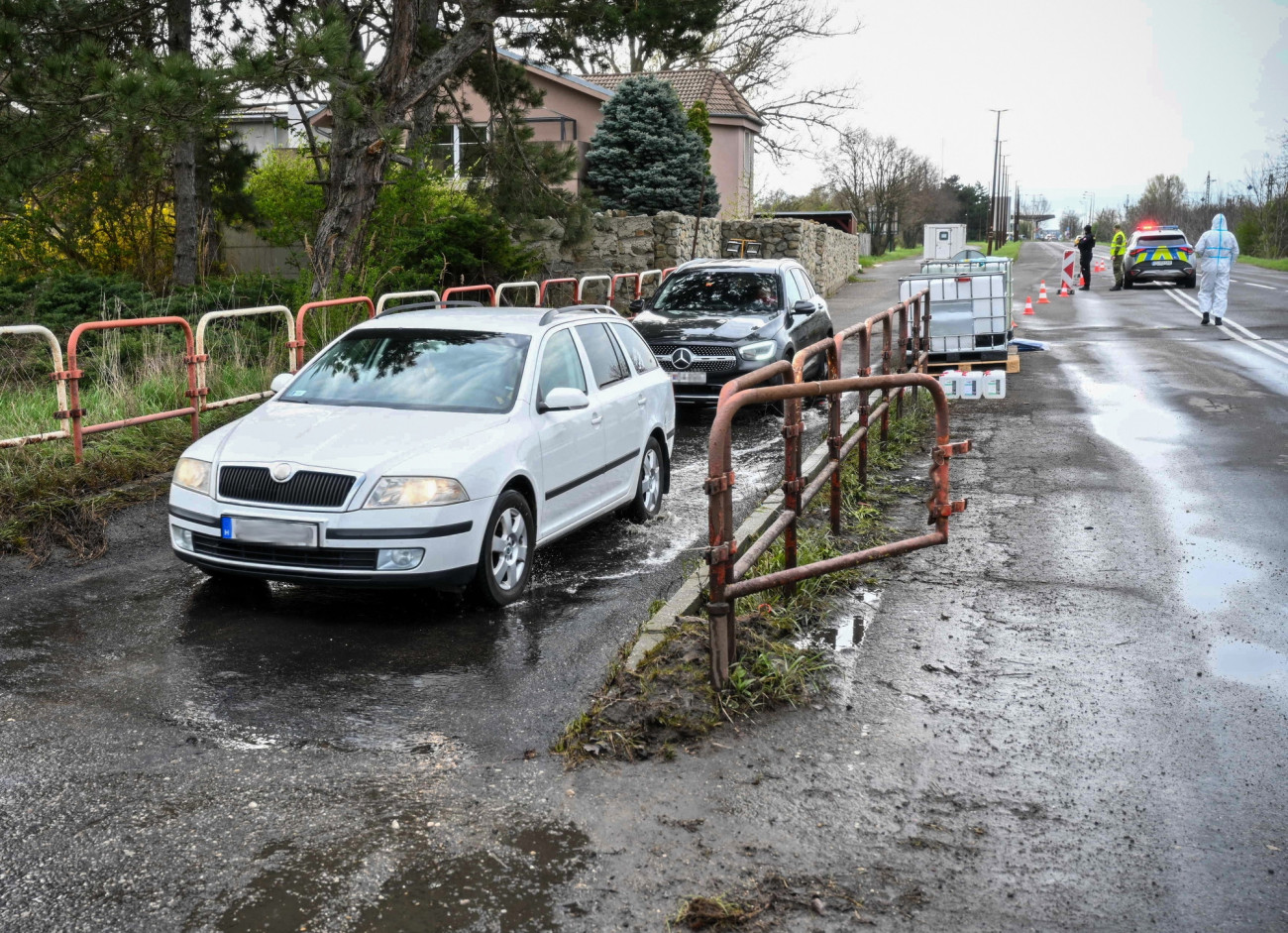 Rajka, 2025. április 8.
Fertőtlenítő folyadékot tartalmazó árkon haladnak át a Szlovákiába belépő járművek a rajkai kishatárátkelőnél 2025. április 8-án. Szlovákia a mai naptól több kishatárátkelőt lezárt és fokozta az ellenőrzést határain a ragadós száj- és körömfájás megbetegedés elterjedésének megakadályozása érdekében.
MTI/Krizsán Csaba