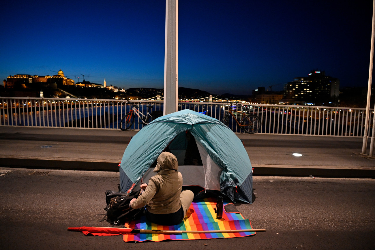 Budapest, 2025. április 8.
A gyülekezési jogról szóló törvény módosításának visszavonásáért tartott, Hadházy Ákos független országgyűlési képviselő által szervezett demonstráció egyik résztvevője az Erzsébet hídon 2025. április 8-án.
MTI/MTI Fotószerkesztőség/Bodnár Boglárka