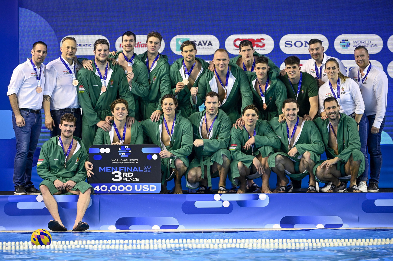 Podgorica, 2025. április 13.
A bronzérmes magyar csapat a férfi vízilabda világkupa Magyarország  Horvátország mérkőzés után Podgoricában 2025. április 13-án. A magyar válogatott 14-14 után ötméteresekkel 18-15-re legyőzte a világbajnok horvát csapatot.
MTI/Bodnár Boglárka