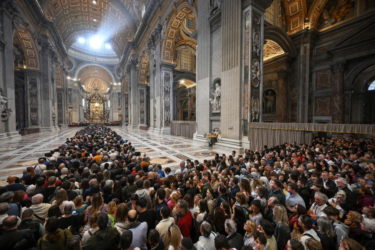 Vatikánváros, 2025. április 23.
Emberek sorakoznak, hogy leróják kegyeletüket a vatikáni Szent Péter-bazilikában felravatalozott Ferenc pápa koporsójánál 2025. április 23-án. A római katolikus egyházfő húsvéthétfőn, április 21-én, 88 éves korában hunyt el.
MTI/EPA/ANSA/Alessandro Di Meo