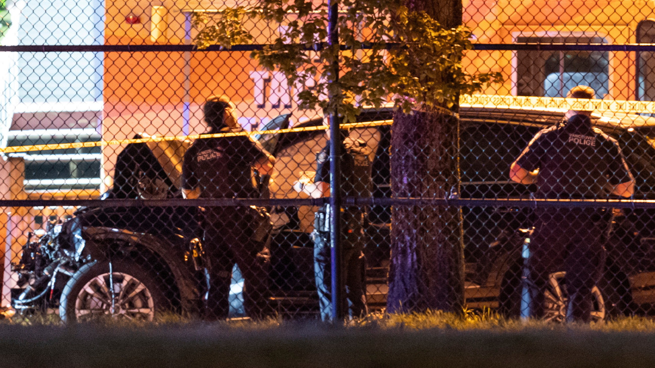 Vancouver, 2025. április 27.
Rendőrök a helyszínen, miután a tömegbe hajtott egy autós Vancouverben egy utcai fesztiválon 2025. április 26-án. A gázolás következtében több ember életét vesztette, a hatóságok őrizetbe vették az autó vezetőjét.
MTI/AP/The Canadian Press/Rich Lam