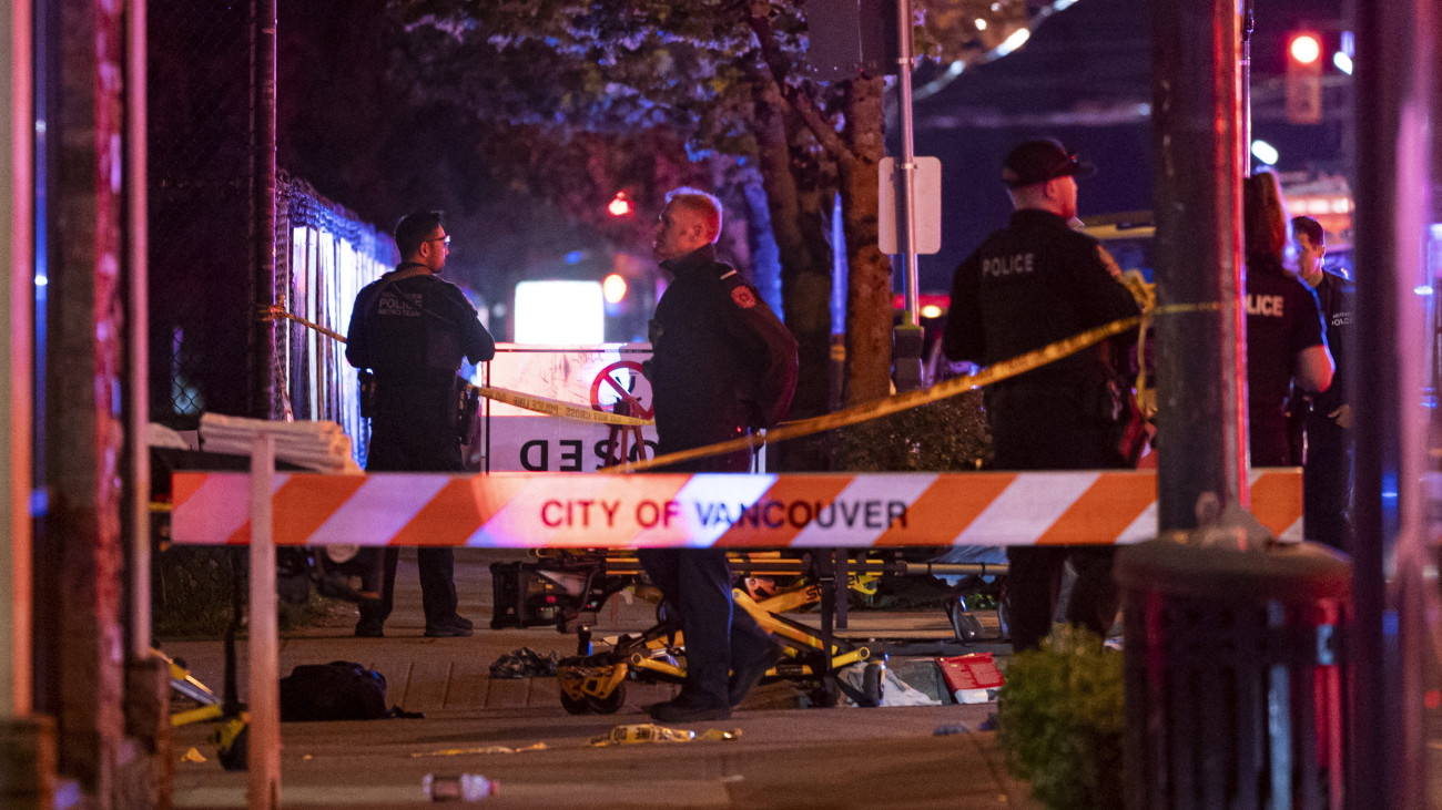 Vancouver, 2025. április 27.
Rendőrök a helyszínen, miután a tömegbe hajtott egy autós Vancouverben egy utcai fesztiválon 2025. április 26-án. A gázolás következtében több ember életét vesztette, a hatóságok őrizetbe vették az autó vezetőjét.
MTI/AP/The Canadian Press/Rich Lam