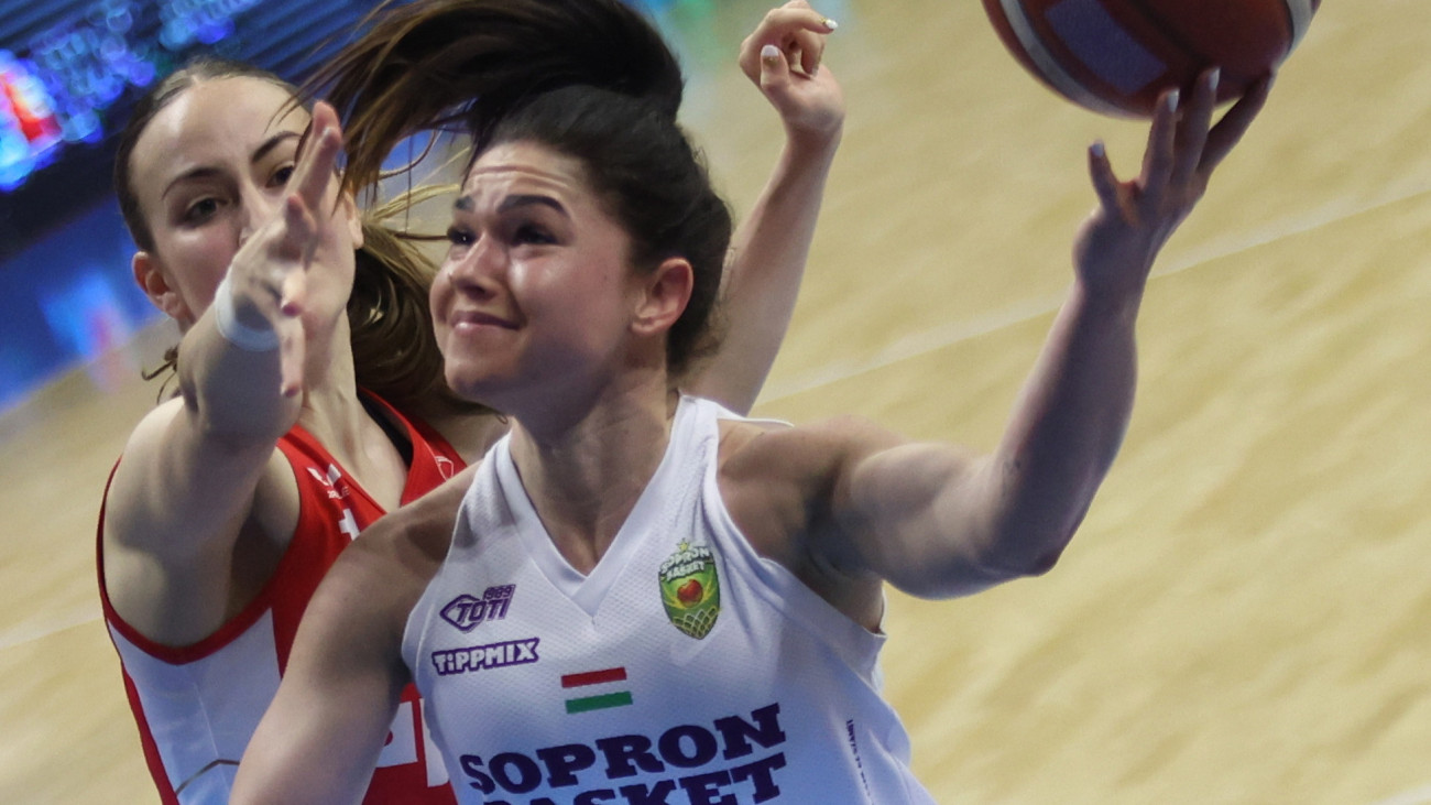 Sopron, 2025. április 27.
Miklós Melinda, a DVTK (b) és Papp Klaudia, a Sopron (j) játékosa a női kosárlabda NB I döntőjének ötödik mérkőzésén, a Sopron Basket - DVTK HUN-Therm találkozón a soproni Novomatic Arénában 2025. április 27-én.
MTI/Tóth Zsombor