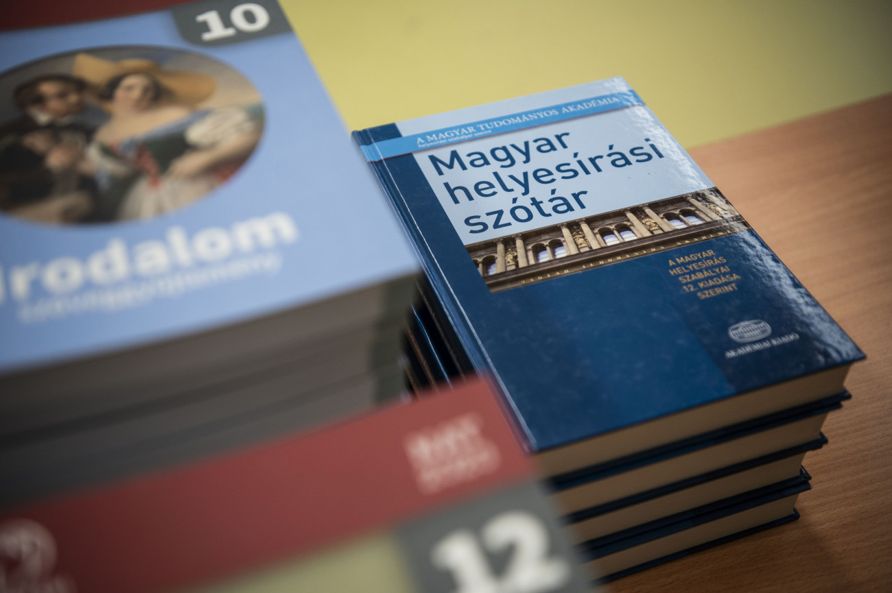 Budapest, 2025. május 5.
Helyesírási szótárak a középszintű magyar nyelv és irodalom érettségi vizsgán a budapesti Fasori Evangélikus Gimnáziumban 2025. május 5-én.
MTI/Bodnár Boglárka