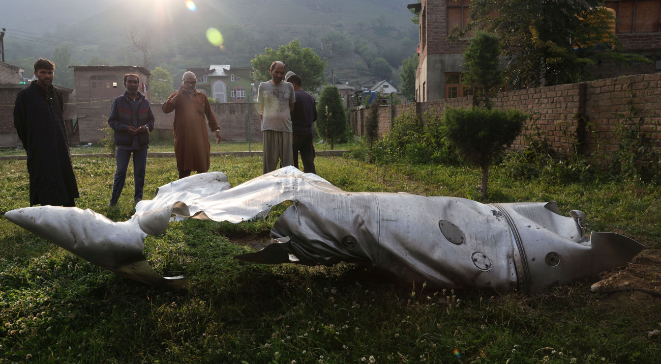 Pampore, 2025. május 7.
Légi eszköz roncsdarabját nézik helybeliek a Szrinagar mellett fekvő Pampore településen 2025. május 7-én, miután hajnalban India megelőző csapásokat mért terroristák infrastruktúrájára a pakisztáni Pandzsábban és Kasmír pakisztáni fennhatóságú részén.
MTI/EPA/Farúk Hán