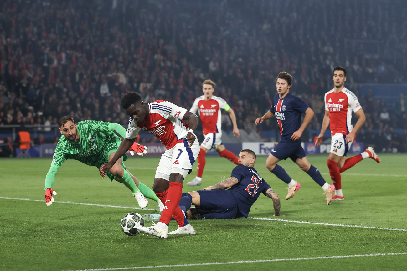 PARIS, FRANCE - MAY 7: Bukayo Saka of Arsenal scores a goal to make it 2-1 during the UEFA Champions League 2024/25 Semi Final Second Leg match between Paris Saint-Germain and Arsenal FC at Parc des Princes on May 7, 2025 in Paris, France. (Photo by Catherine Ivill - AMA/Getty Images)