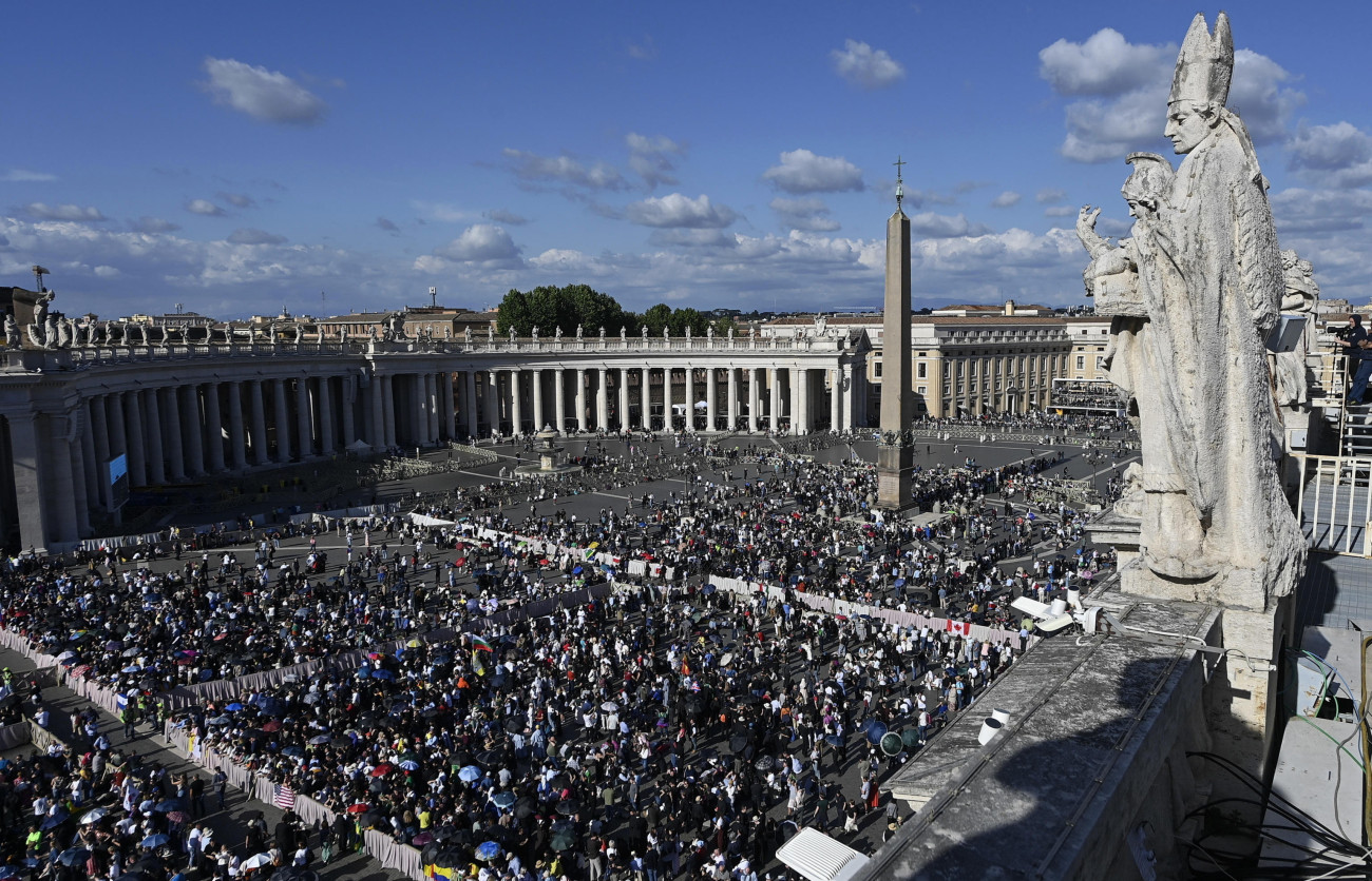 Vatikánváros, 2025. május 8.
Hívők népesítik be a vatikáni Szent Péter teret 2025. május 8-án, miután az új pápa megválasztását jelző fehér színű füst felszállt a Sixtus-kápolna kéményéből a konklávé harmadik szavazása után. A pápaválasztásra jogosult bíborosok a vatikáni Sixtus-kápolnában az előző napon kezdték meg konklávéjukat, amelyen zárt ajtók mögött választották meg az április 21-én, 88 éves korában elhunyt Ferenc pápa utódját.
MTI/EPA-ANSA/Riccardo Antimiani
