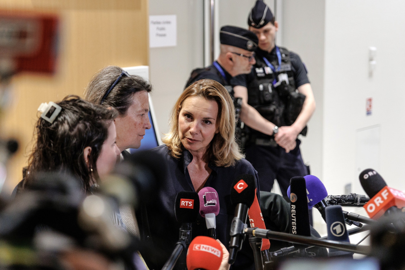 Párizs, 2025. május 13.
Amélie K. francia díszlettervező, az egyik panaszos (k) a sajtó képviselőinek nyilatkozik, a szexuális zaklatással vádolt Gérard Depardieu ügyében hozott ítélet kihirdetése napján, Párizsban 2025. május 13-án. A 76 éves Depardieu-t egy párizsi bíróság 18 hónap felfüggesztett börtönbüntetésre ítélte, miután 2021-ben, a Les Volets Verts című film forgatásán két nőt is bántalmazott szexuálisan.
MTI/EPA/Sadak Souici