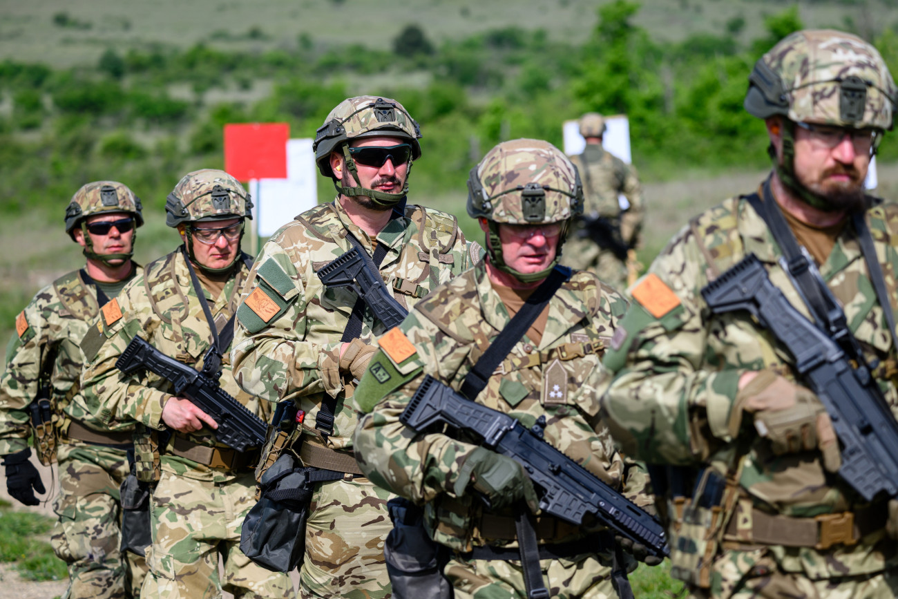 Bakonykúti, 2025. május 14.
Résztvevők a Valiant Panther 2025 éleslövészet gyakorlaton Bakonykúti közelében 2025. május 14-én. A gyakorlaton a Magyar Honvédség négy területvédelmi ezredének kijelölt tartalékosai vettek részt az Ohiói Nemzeti Gárda katonáival közösen.
MTI/Vasvári Tamás