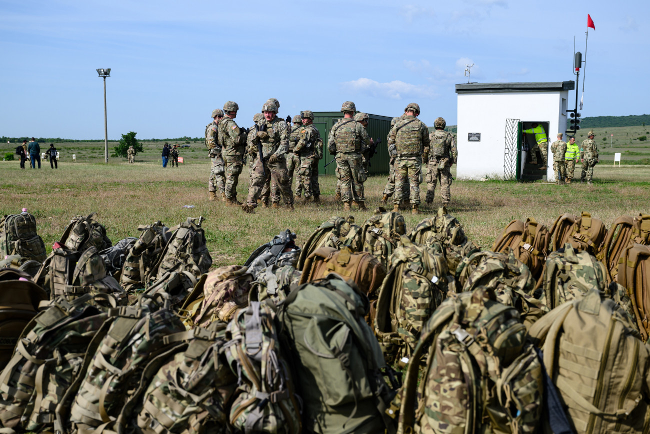 Bakonykúti, 2025. május 14.
Résztvevők a Valiant Panther 2025 éleslövészet gyakorlaton Bakonykúti közelében 2025. május 14-én. A gyakorlaton a Magyar Honvédség négy területvédelmi ezredének kijelölt tartalékosai vettek részt az Ohiói Nemzeti Gárda katonáival közösen.
MTI/Vasvári Tamás