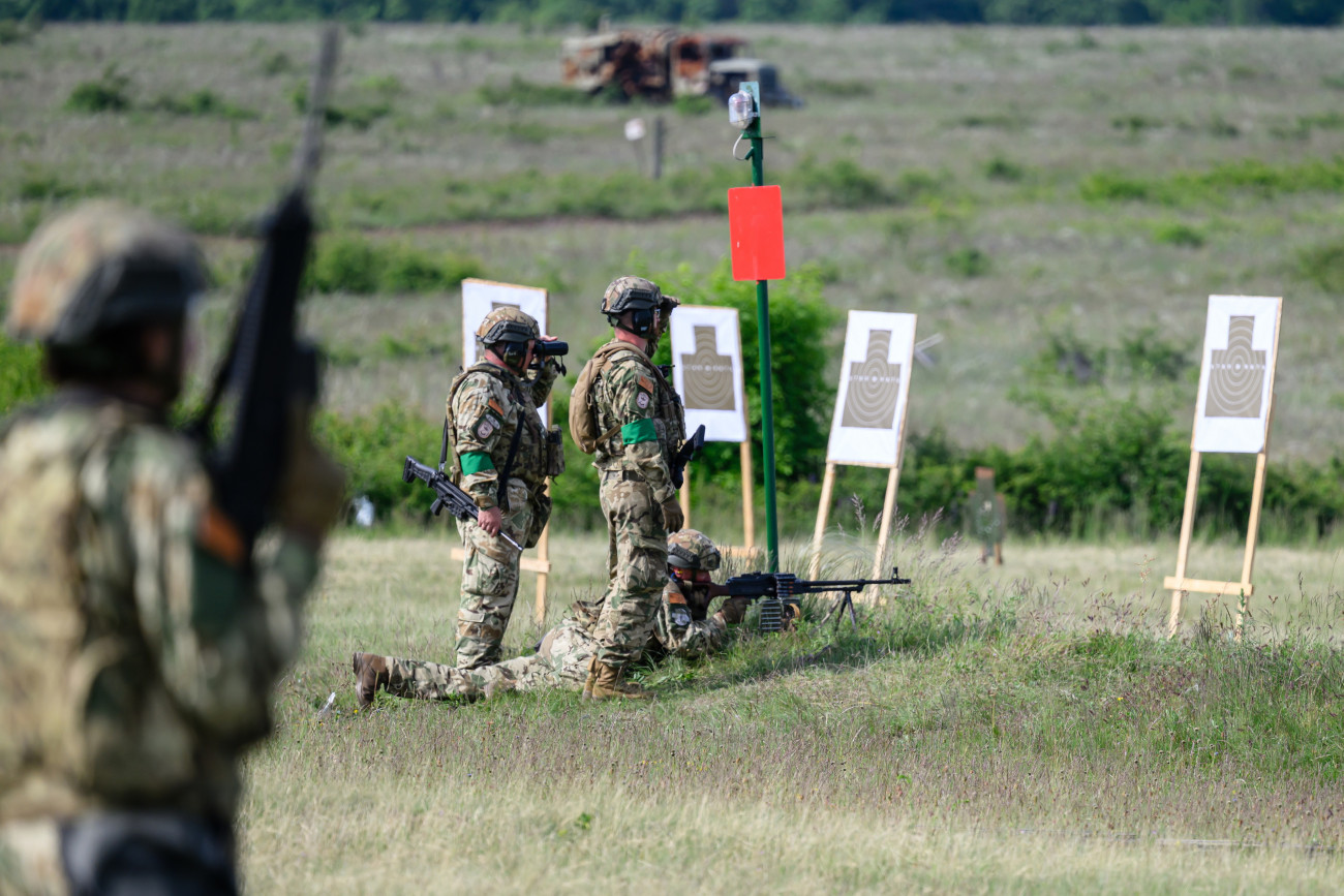 Bakonykúti, 2025. május 14.
Résztvevők a Valiant Panther 2025 éleslövészet gyakorlaton Bakonykúti közelében 2025. május 14-én. A gyakorlaton a Magyar Honvédség négy területvédelmi ezredének kijelölt tartalékosai vettek részt az Ohiói Nemzeti Gárda katonáival közösen.
MTI/Vasvári Tamás