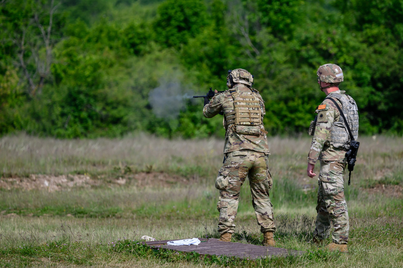 Bakonykúti, 2025. május 14.
Résztvevők a Valiant Panther 2025 éleslövészet gyakorlaton Bakonykúti közelében 2025. május 14-én. A gyakorlaton a Magyar Honvédség négy területvédelmi ezredének kijelölt tartalékosai vettek részt az Ohiói Nemzeti Gárda katonáival közösen.
MTI/Vasvári Tamás