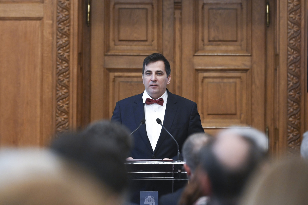 Budapest, 2025. május 14.
Deli Gergely, a Nemzeti Közszolgálati Egyetem rektora beszédet mond a Nemeskürty István 100 elnevezésű emléknapon az Országházban 2025. május 14-én.
MTI/Bruzák Noémi