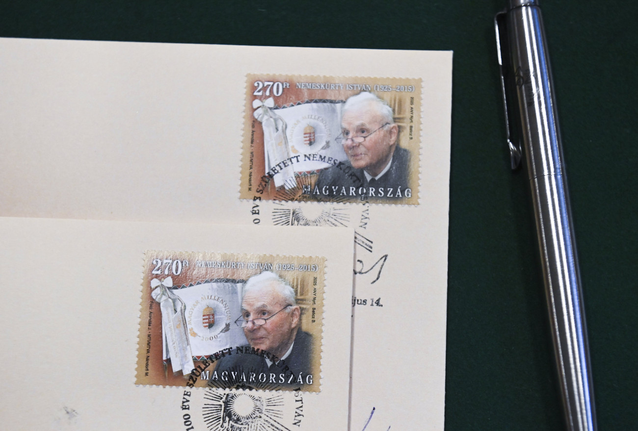 Budapest, 2025. május 14.
A 100 éve született Nemeskürty István előtt tisztelgő alkalmi emlékbélyeg a kibocsátásán az Országház Vadásztermében 2025. május 14-én.
MTI/Bruzák Noémi