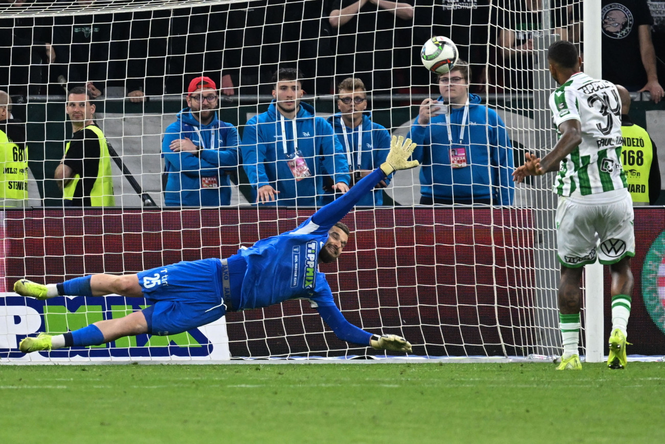 Budapest, 2025. május 14.
Raul Gustavo (j), a Ferencváros és Szappanos Péter kapus, a Paks játékosa a büntetőpárbajban a labdarúgó MOL Magyar Kupa döntőjében játszott FTC - Paksi FC mérkőzésen a Puskás Arénában 2025. május 14-én.
MTI/Illyés Tibor