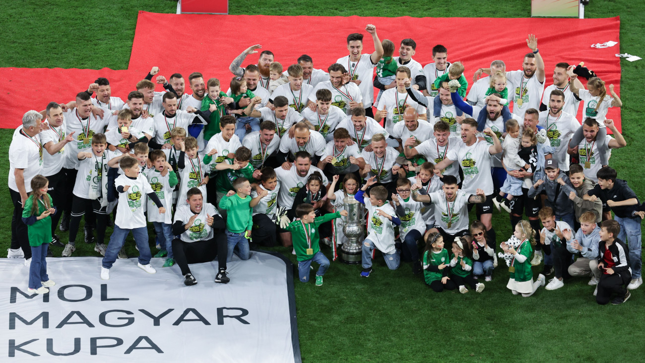 Budapest, 2025. május 14.
A Paks játékosai ünneplik győzelmüket a labdarúgó MOL Magyar Kupa döntőjében játszott FTC - Paksi FC mérkőzés után a Puskás Arénában 2025. május 14-én. Paksi FC-Ferencvárosi TC 1-1, tizenegyesekkel 4-3.
MTI/Hegedüs Róbert