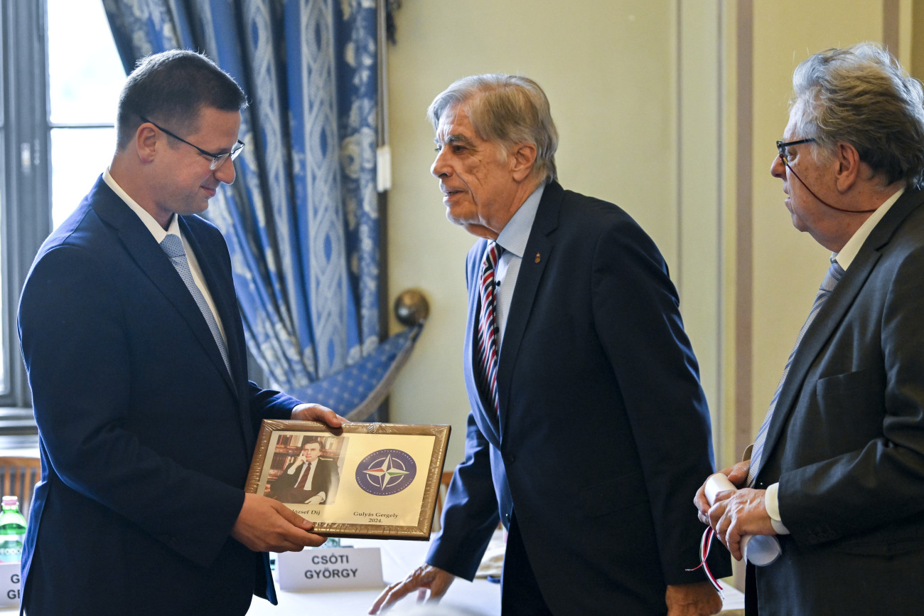 Budapest, 2025. május 15.
Csóti György, a MAT elnöke (k) átadja az Antall József-díjat Gulyás Gergelynek, a Miniszterelnökséget vezető miniszternek a Magyar Atlanti Tanács (MAT) 2025. évi tisztújító közgyűlésén a Magyar Tudományos Akadémián 2025. május 15-én. Mellette Gyarmati István, a MAT főtitkára.
MTI/Purger Tamás
