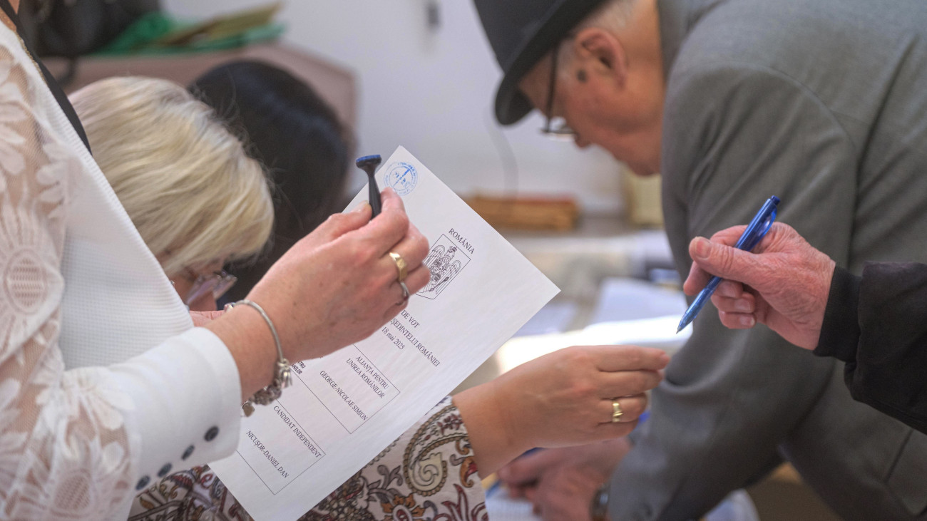 Csíkszereda, 2025. május 18.
Szavazó a megismételt romániai elnökválasztás második fordulójában az erdélyi Csíkszeredában kialakított szavazókörben 2025. május 18-án.
MTI/Veres Nándor