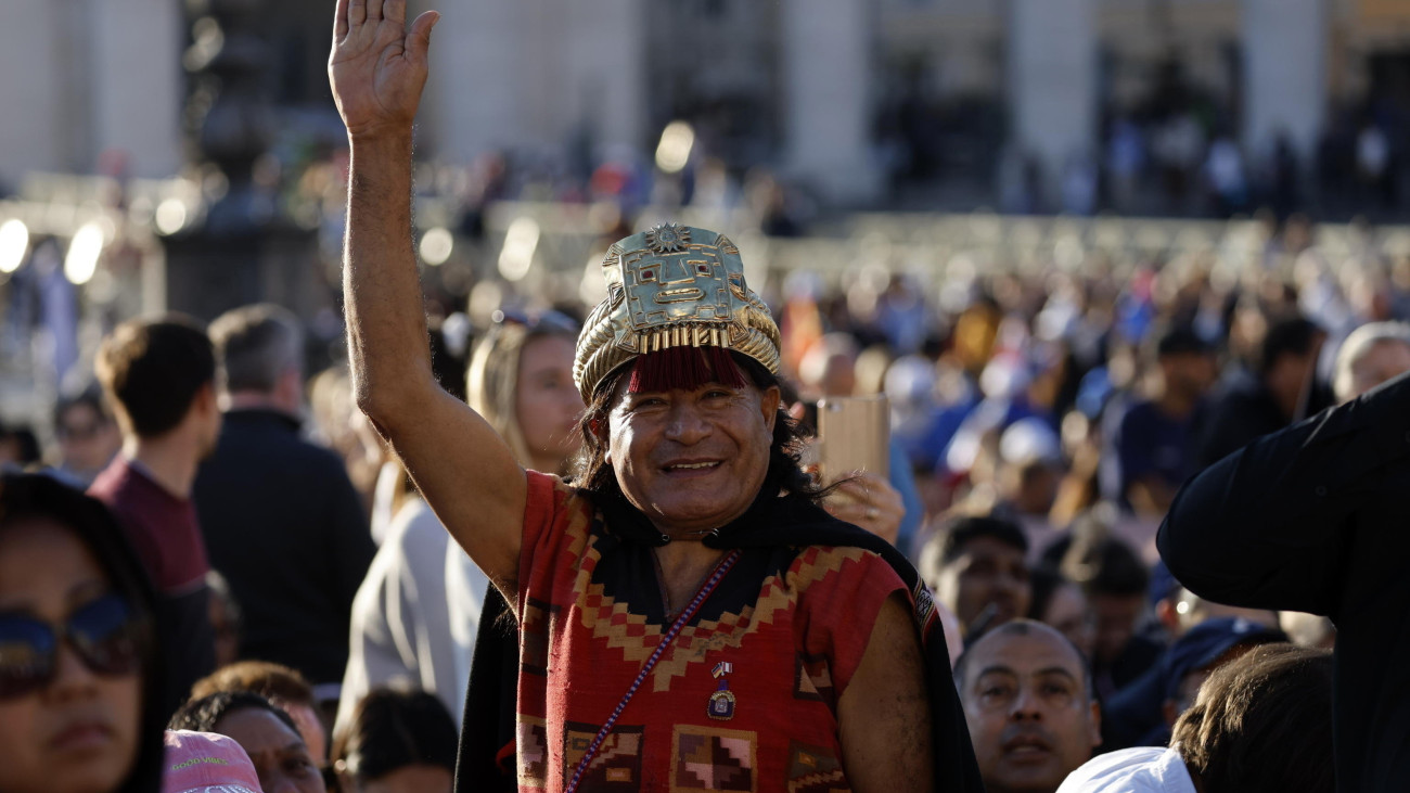 Vatikánváros, 2025. május 18.
Perui népviseletbe öltözött, inka fejdíszt viselő férfi a vatikáni Szent Péter téren 2025. május 18-án, amikor XIV. Leó pápa megkezdi péteri szolgálatát. Robert Francis Prevost amerikai bíborost május 8-án választották meg a római katolikus egyház 267. vezetőjének az április 21-én, 88 éves korában elhunyt Ferenc pápa utódjául. A 69 éves Prevost az első amerikai pápa az egyház történetében.
MTI/EPA/ANSA/Fabio Frustaci