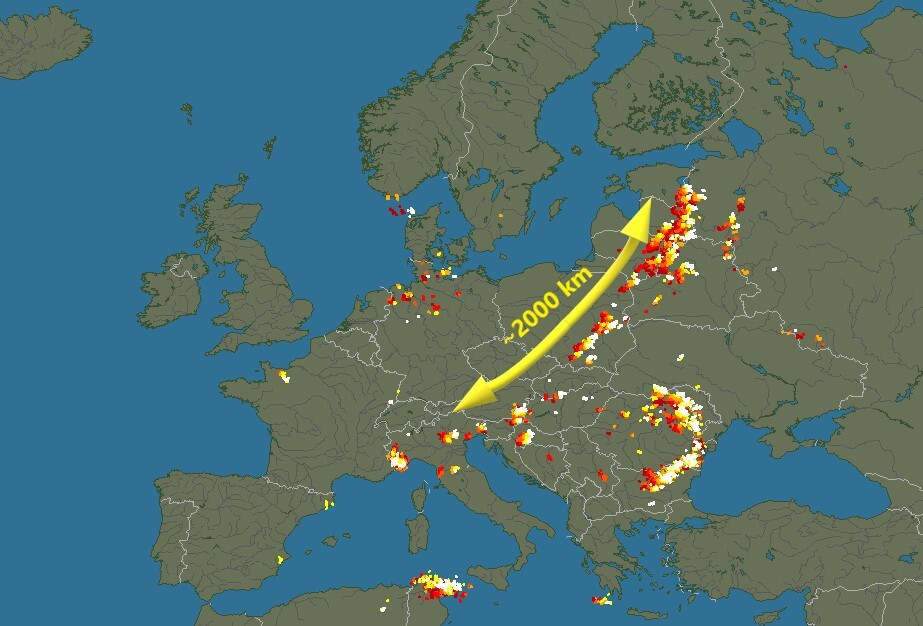 Zivatarok délután 4 óra magasságában (Forrás: blitzortung.org/Időkép)