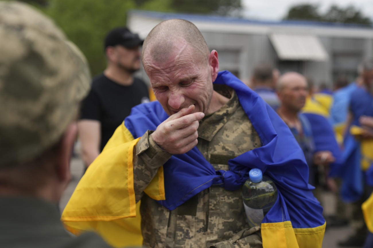 Ukrajna, 2025. május 24.
Fogolycsere keretében oroszok által szabadon engedett ukrán hadifoglyok érkeznek haza egy nem megnevezett ukrajnai helyen 2025. május 24-én. Az ezer-ezer főt érintő május 16-i orosz-ukrán megállapodás alapján mindkét fél 307 foglyot engedett szabadon.
MTI/EPA