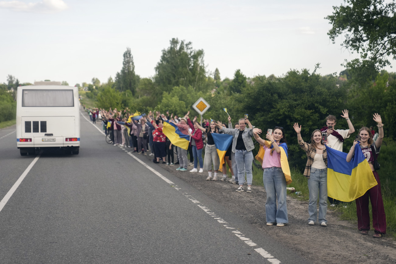 Ukrajna, 2025. május 23.
Orosz fogságból szabadult ukrán hadifoglyokat szállító buszok mellett integetnek helybeliek, miután a buszok ukrán területre érkeztek 2025. május 23-án, az Ukrajna elleni orosz háború negyedik évében. Az ezer-ezer főre kiterjedő fogolycseréről május 16-án született megállapodás Isztambulban, az orosz és ukrán delegációk közvetlen tárgyalásán. A fogolycsere május 23-i, első fázisában 390 ukrán és ugyanannyi orosz hadifogoly nyerte vissza szabadságát.
MTI/EPA/STRINGER