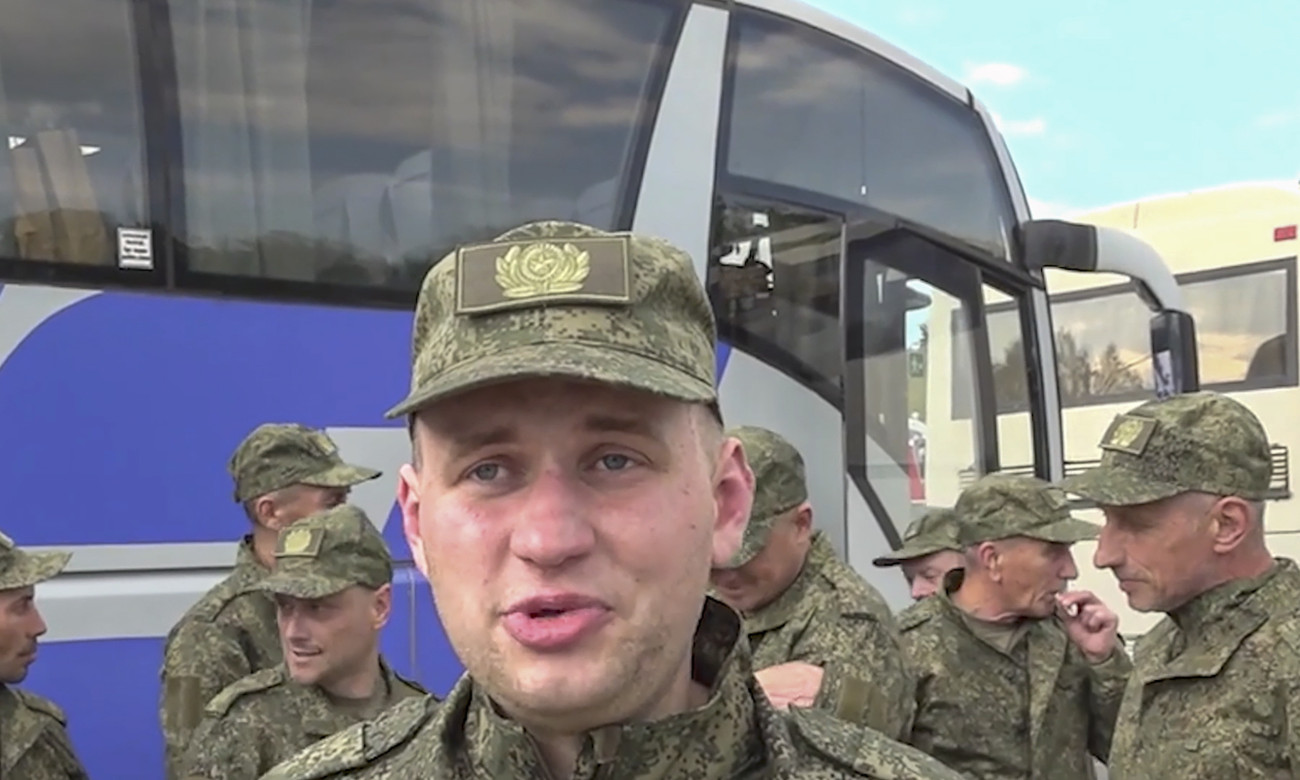 Fehéroroszország, 2025. május 23.
Az orosz védelmi minisztérium sajtószolgálatának felvételén ukrán fogságból szabadult orosz hadifoglyok érkeznek a fehérorosz határra 2025. május 23-án, az Ukrajna elleni orosz háború negyedik évében. Az ezer-ezer főre kiterjedő fogolycseréről május 16-án született megállapodás Isztambulban, az orosz és ukrán delegációk közvetlen tárgyalásán. A fogolycsere május 23-i, első fázisában 390 orosz és ugyanannyi ukrán hadifogoly nyerte vissza szabadságát.
MTI/EPA/Orosz védelmi minisztérium sajtószolgálata