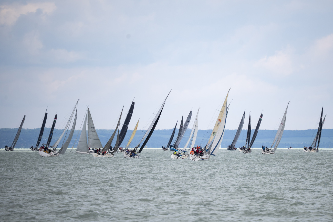Balatonfüred, 2025. május 24.
A Balatoni Évadnyitó Kékszalag Port Nagydíjon versenyző hajók Balatonfüred közelében 2025. május 24-én. A versennyel megkezdődött a 90. balatoni vitorlásszezon.
MTI/Bodnár Boglárka