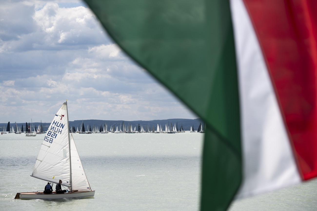 Balatonfüred, 2025. május 24.
A Balatoni Évadnyitó Kékszalag Port Nagydíjon versenyző hajók Balatonfüred közelében 2025. május 24-én. A versennyel megkezdődött a 90. balatoni vitorlásszezon.
MTI/Bodnár Boglárka