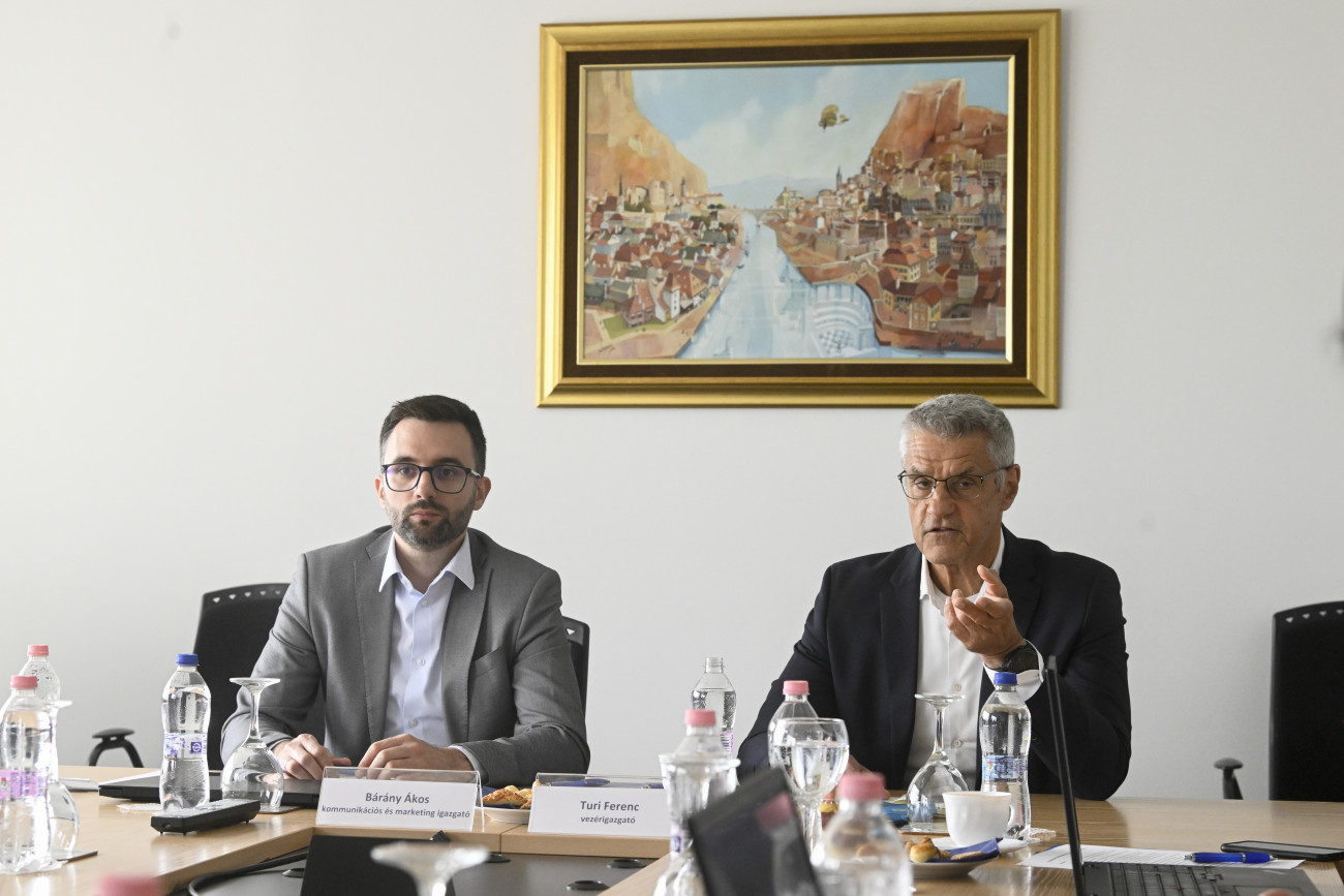 Budapest, 2025. május 26.
Turi Ferenc vezérigazgató (j) és Bárány Ákos kommunikációs és marketing igazgató a HungaroControl által az elmúlt hónapokban hozott rövid- és hosszútávú kapacitás- és hatékonyságnövelő intézkedésekről tartott sajtótájékoztatón a vállalat budapesti székházában 2025. május 26-án.
MTI/Koszticsák Szilárd