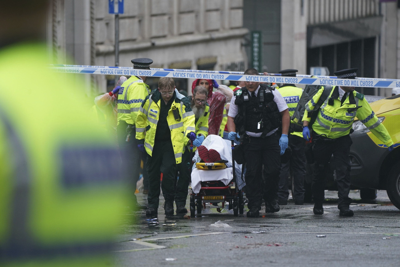 Liverpool, 2025. május 26.
Rendőrök és mentősök a liverpooli Liver Building közelében, ahol autó hajtott a Liverpool futballcsapatának bajnoki győzelmét ünneplő tömegbe az északnyugat-angliai nagyváros központjában 2025. május 26-án. A sofőrt a helyszínen őrizetbe vették.
MTI/AP/PA/Owen Humphreys