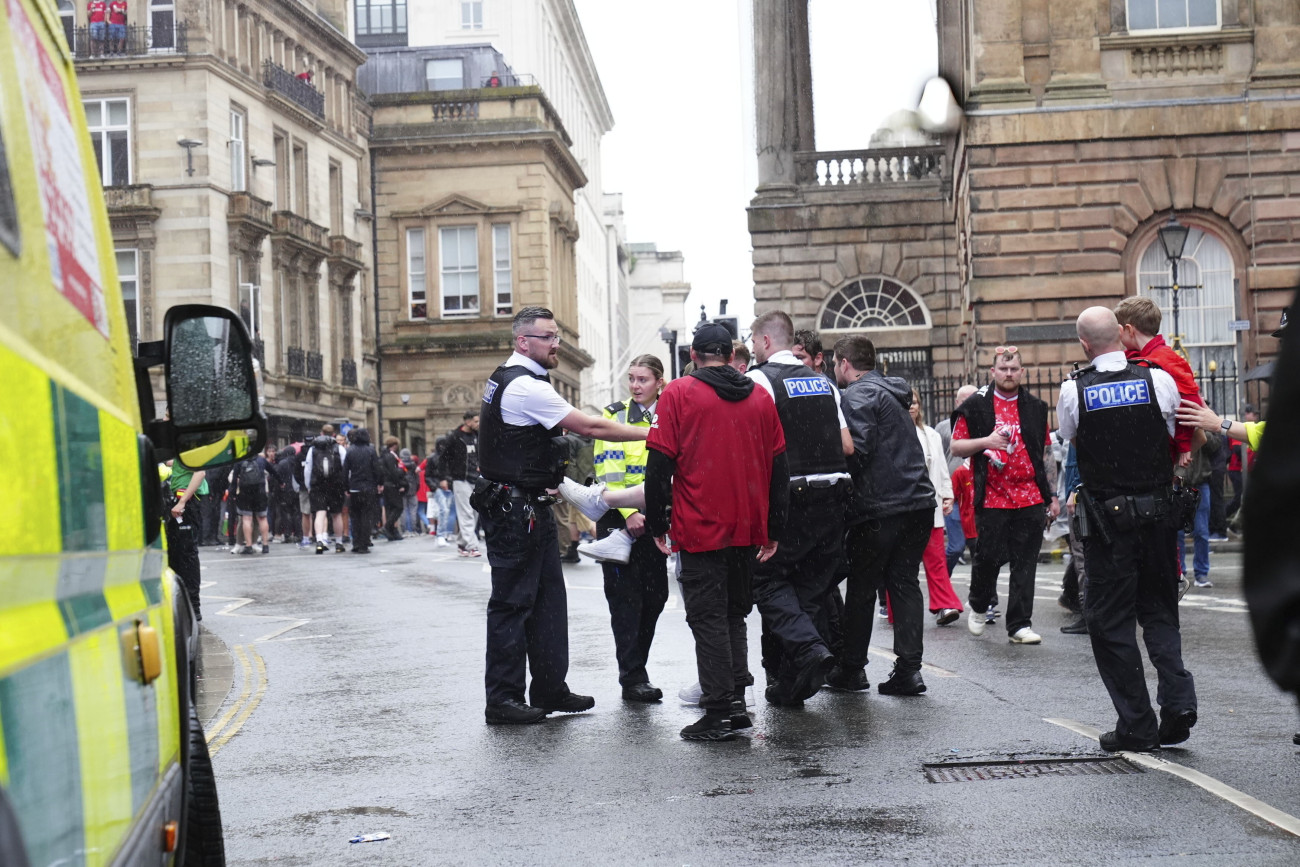 Liverpool, 2025. május 26.
Rendőrök és mentősök a liverpooli Liver Building közelében, ahol autó hajtott a Liverpool futballcsapatának bajnoki győzelmét ünneplő tömegbe az északnyugat-angliai nagyváros központjában 2025. május 26-án. A sofőrt a helyszínen őrizetbe vették.
MTI/AP/PA/Owen Humphreys