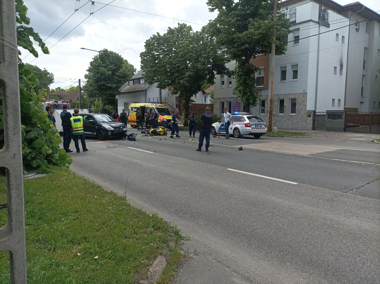 Budapest, 2025. május 28.
Összeroncsolódott személyautó és motorkerékpár Budapest XIV. kerületében, a Fogarasi úton, a Jerney utcánál, ahol a két gépjármű összeütközött 2025. május 28-án. A balestben meghalt egy férfi.
MTI/Mihádák Zoltán