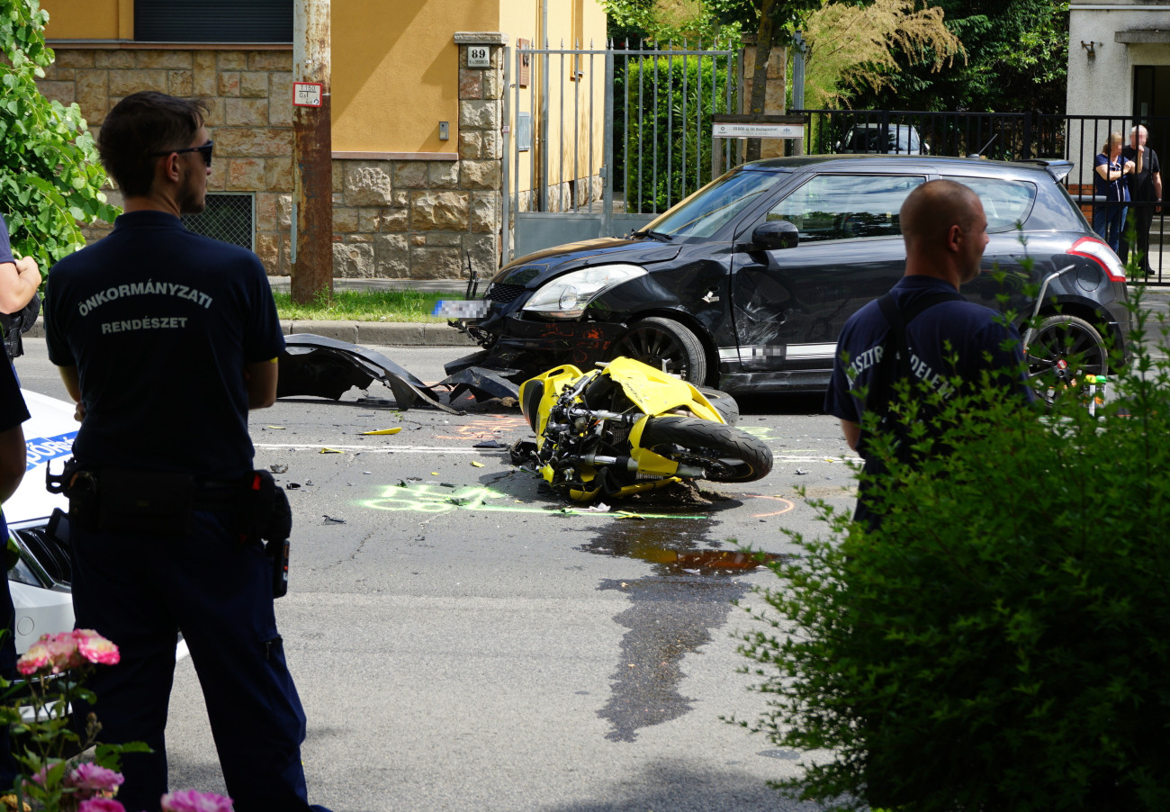 Budapest, 2025. május 28.
Összeroncsolódott személyautó és motorkerékpár Budapest XIV. kerületében, a Fogarasi úton, a Jerney utcánál, ahol a két gépjármű összeütközött 2025. május 28-án. A balestben meghalt egy férfi.
MTI/Mihádák Zoltán