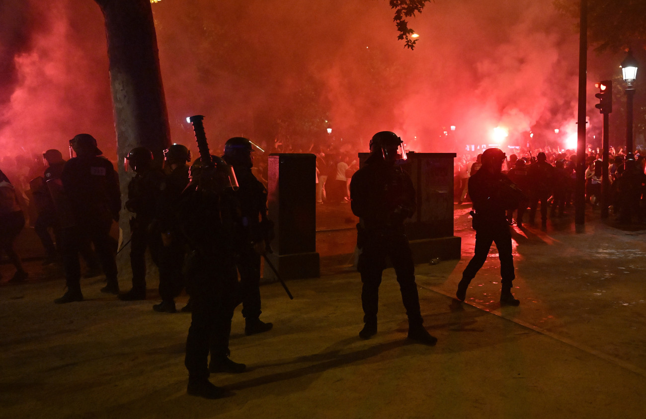 PARIS, FRANCE - MAY 31: Clashes break out between police and fans as supporters celebrate following Paris Saint-Germain defeated Inter Milan 5-0 in the UEFA Champions League football final match held in the Munich Football Arena, on May 31, 2025, in Paris, France. (Photo by Burak Akbulut/Anadolu via Getty Images)