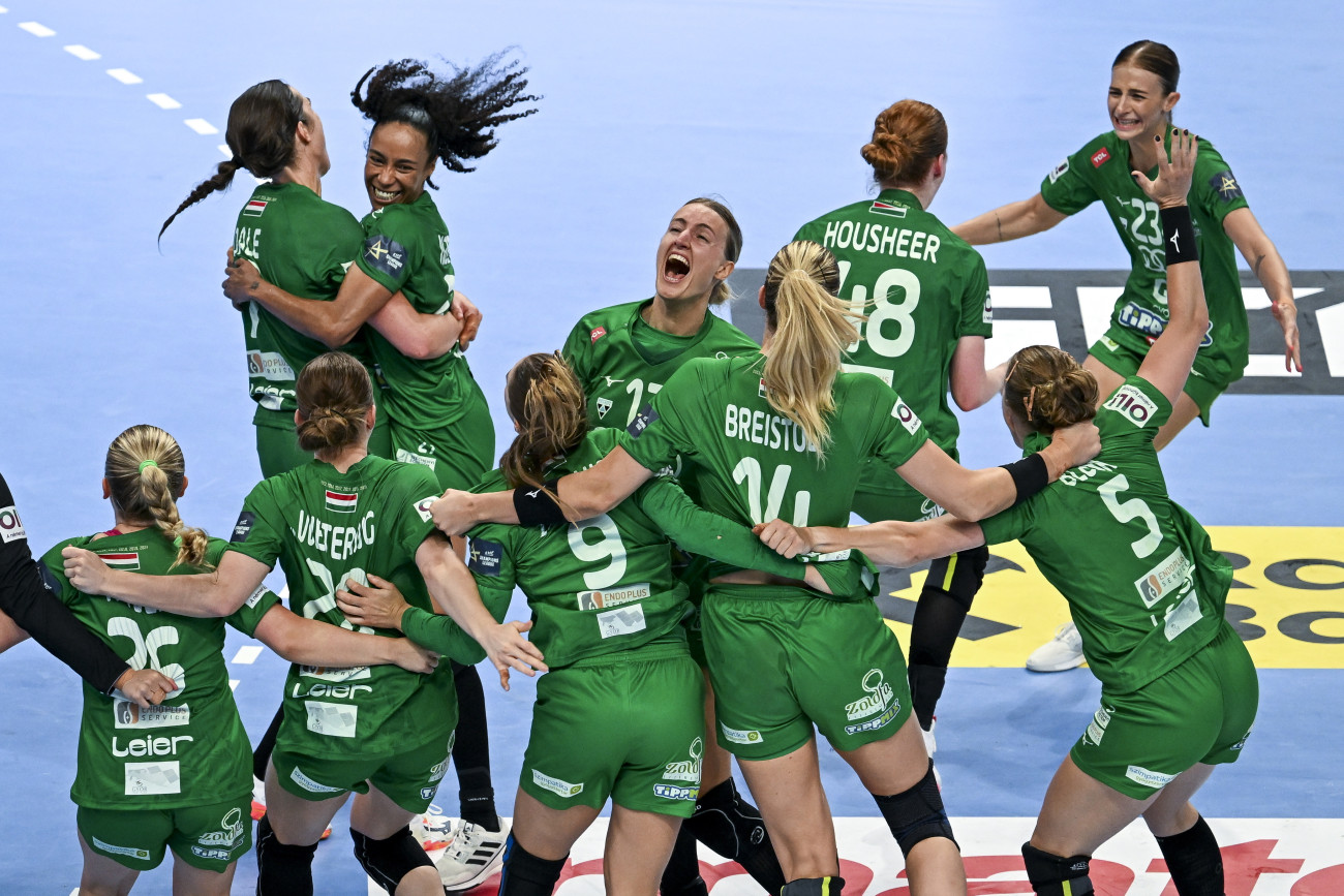 Budapest, 2025. június 1.
A Győr játékosai ünneplik győzelmüket a női kézilabda Bajnokok Ligája döntőjében játszott Győri Audi ETO KC - Odense HB mérkőzés után az MVM Dome-ban 2025. június 1-jén. A Győr megvédte címét és hetedszer nyerte meg a női kézilabda Bajnokok Ligáját, miután 29-27-re legyőzte a dán csapatot.
MTI/Illyés Tibor