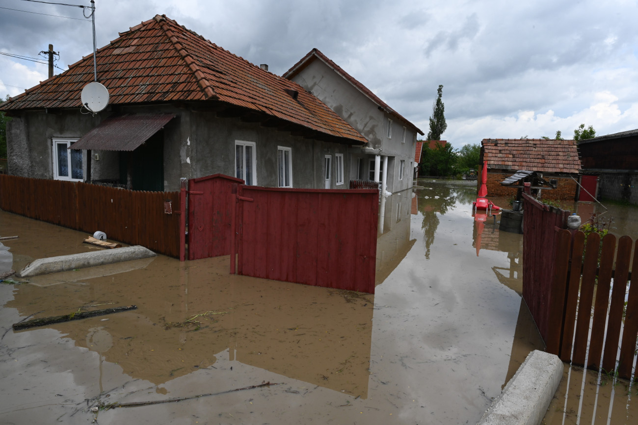 Nagyborosnyó, 2025. május 29.
A Kovászna-patak által eláraszott utca a Kovászna megyei Nagyborosnyón 2025. május 29-én. Románia eddig több mint kétszáz településén okoztak károkat az előző napok heves esőzései és a megáradt folyók, több mint ötszáz embert kellett kimenekíteni a medrükből kilépett folyók útjából.
MTI/Kátai Edit