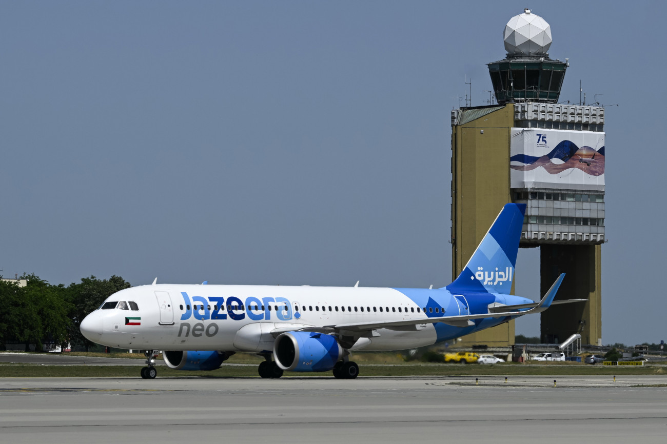 Budapest, 2025. június 5.
A Jazeera Airways első menetrendszerinti Kuvaitváros-Budapest járata megérkezésékor a Liszt Ferenc Nemzetközi Repülőtéren 2025. június 5-én. Közvetlen légijárat indult a két főváros között, a Jazeera Airways járata heti kétszer közlekedik.
MTI/Purger Tamás